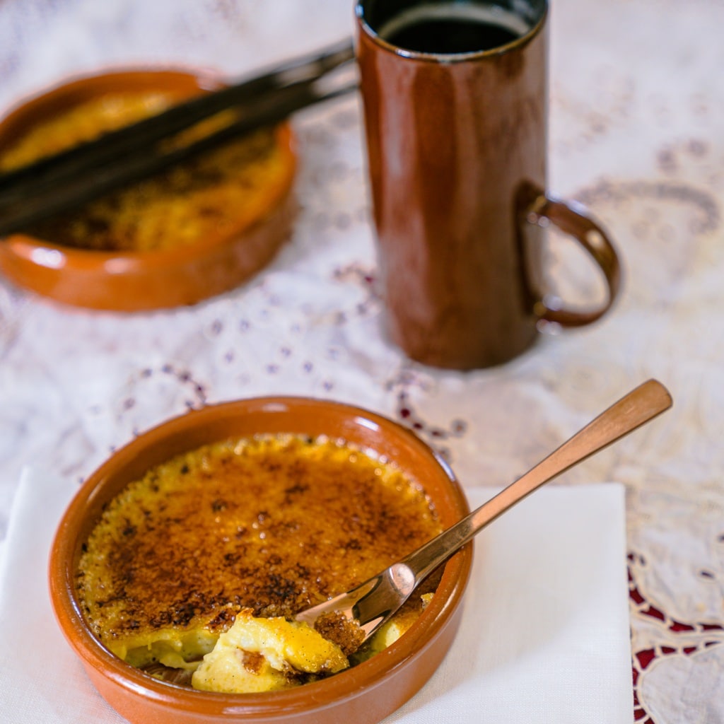 ramequins de crème brûlée maison présentée avec la vanille bourbon de Madagascar