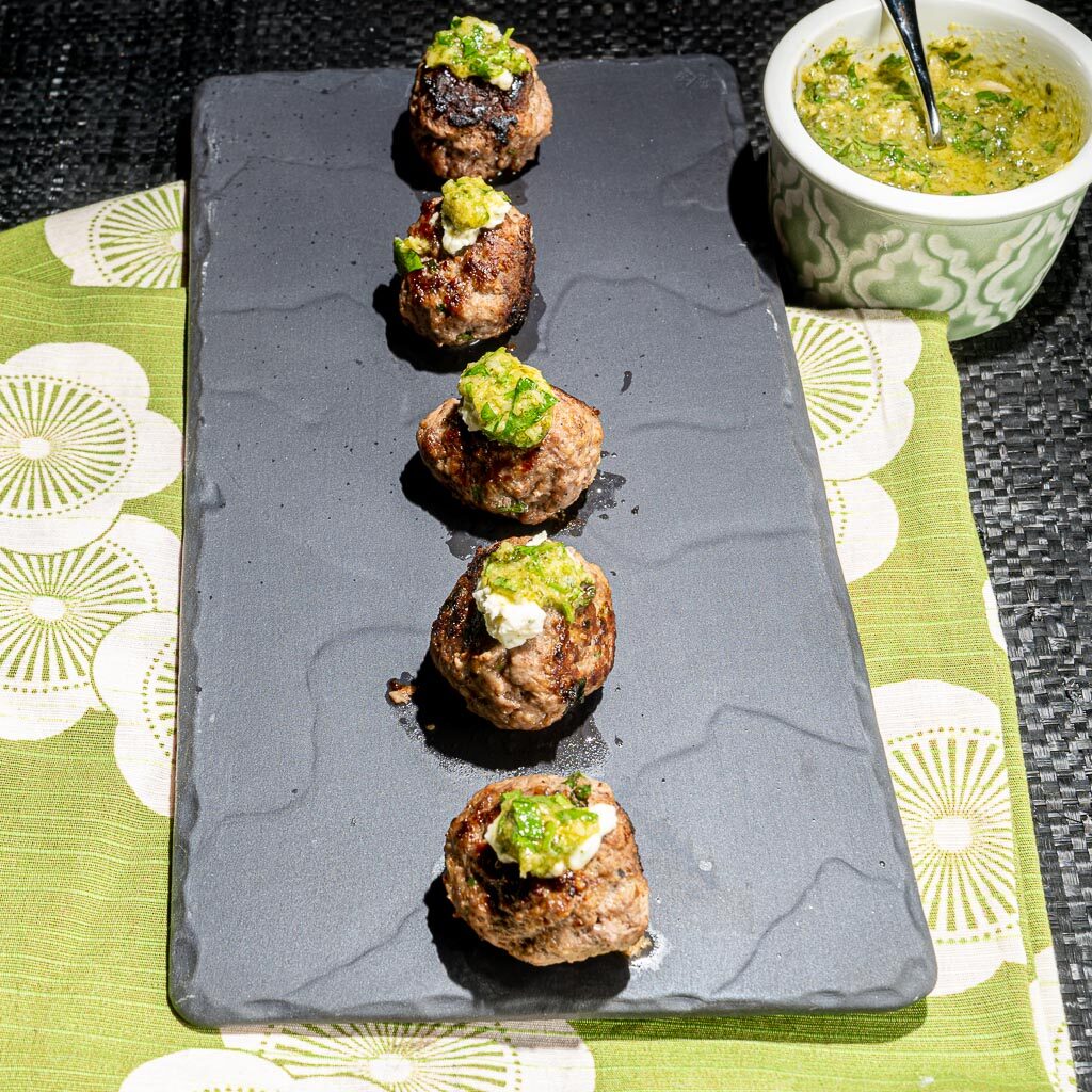 boulettes de boeuf surmonté d'un peu de fromage frais et de chimichurri maison au piment pili pili