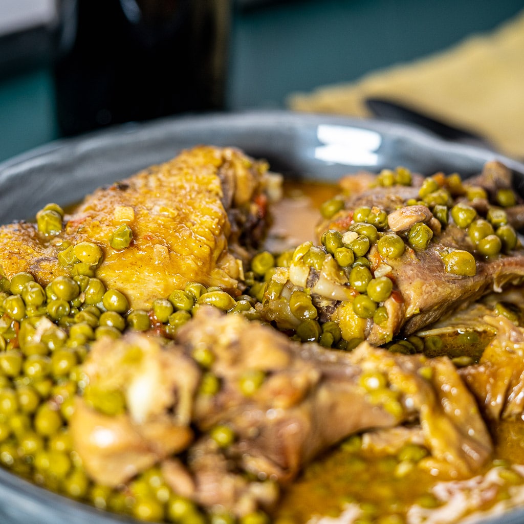 un plat en sauce de poulet curry coco aux petits pois