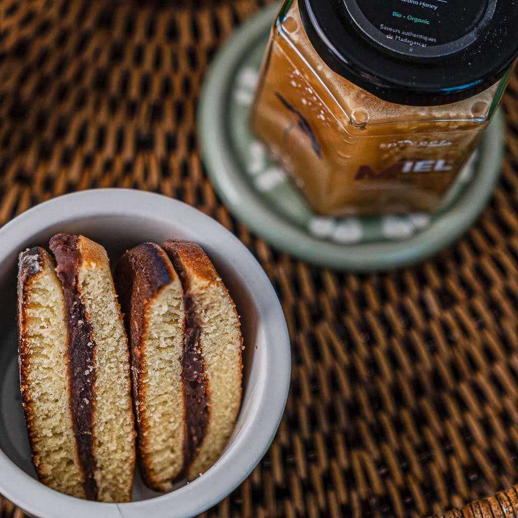 dorayaki maison coupé en deux et miel de mokarana