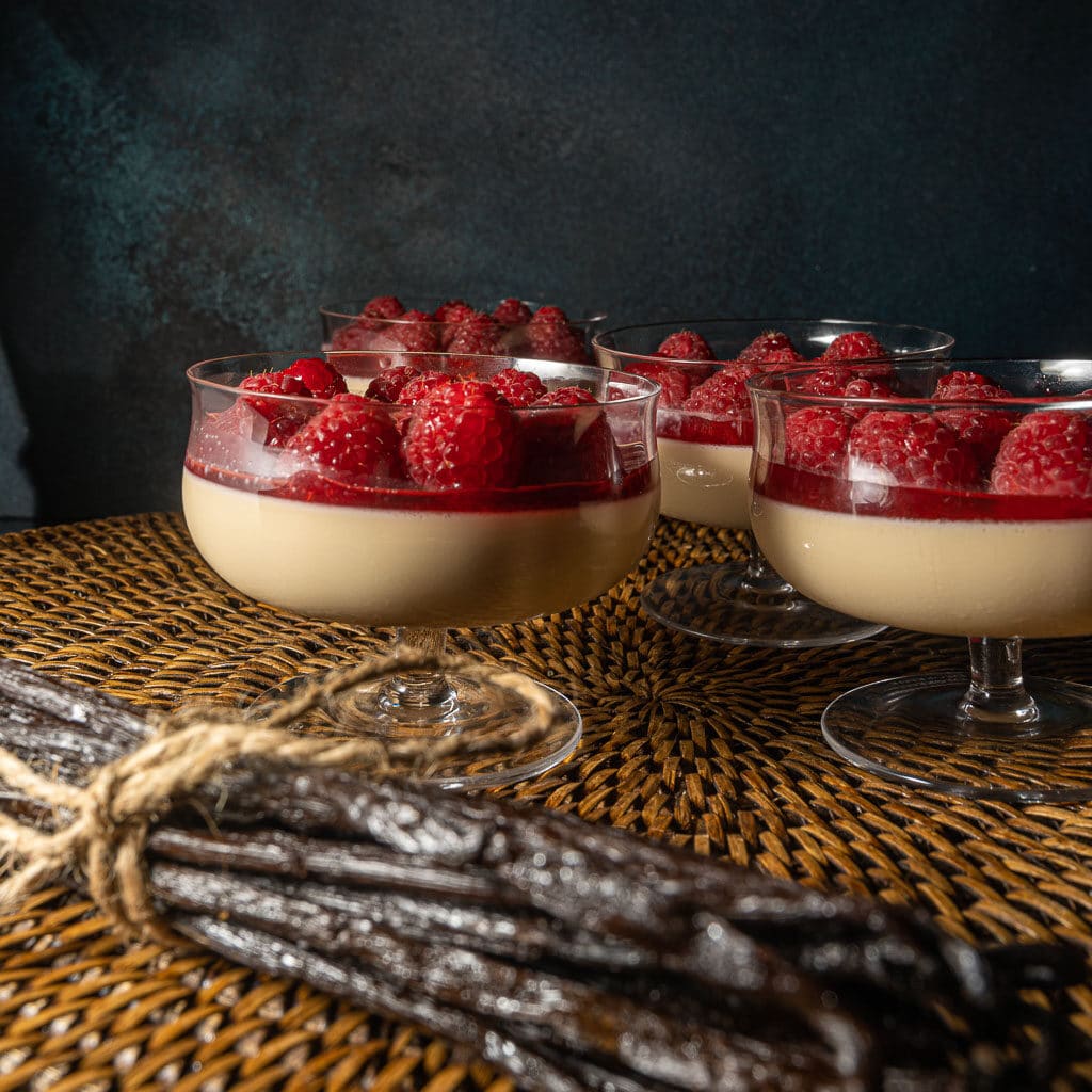 pannacotta au jus de fraises et aux framboises, des gousses de vanille