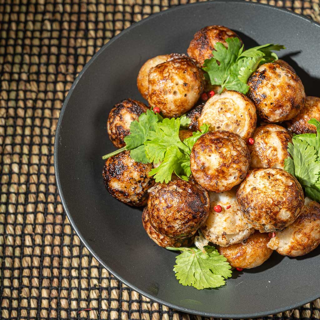 plat de ramanonaka en petit modèle parsemé de baie rose de Spyceez