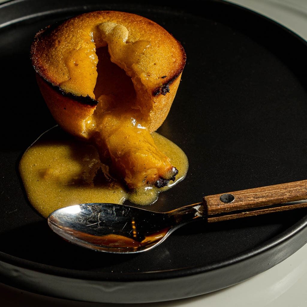 moelleux Spyceez à la vanille bourbon coulant sur une assiette