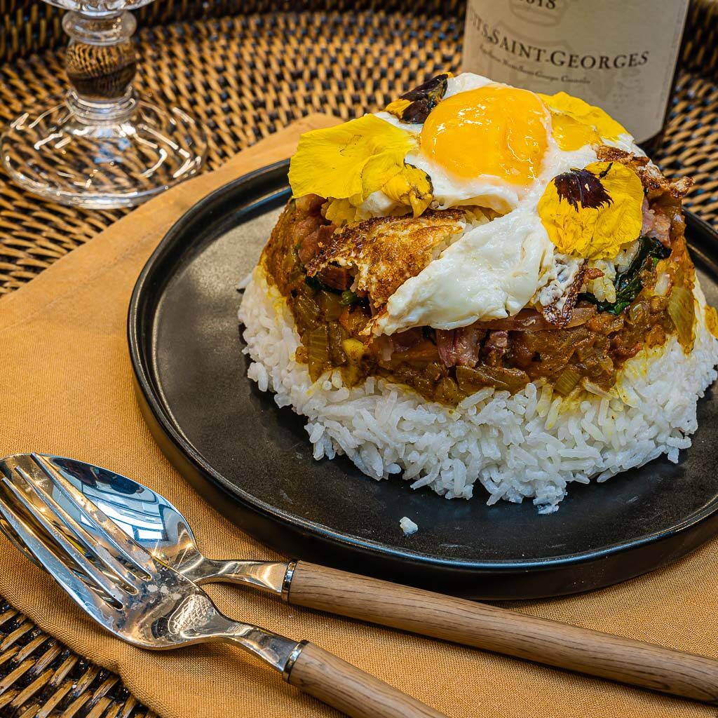 Présentation d'un plat de riz, légumes aux épices , crevettes et oeuf moulé dans un bol et renversé sur une assiette